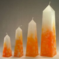 Obelisk / Farbverlauf elfenbein-orange