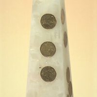 Geldkerze mit Geldeinlage Obelisk 25cm / Terrazzo-weiß