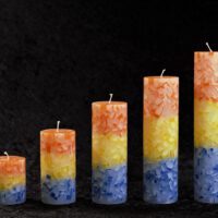 Stumpenkerze rund 7cm / Terrazzo orange-gelb-blau