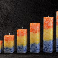 Vierkantkerze / orange-gelb-blau
