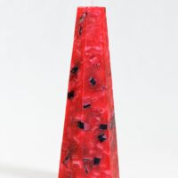 sechskantiger Obelisk / Terrazzo-rot-schwarz gescheckt
